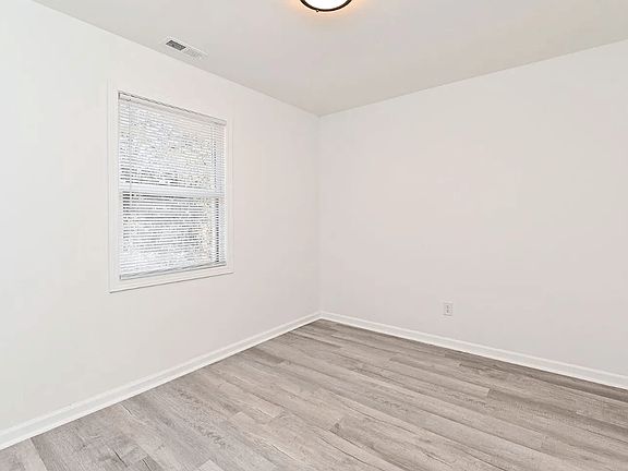 4th image of 405 Old Buncombe Rd APT 21