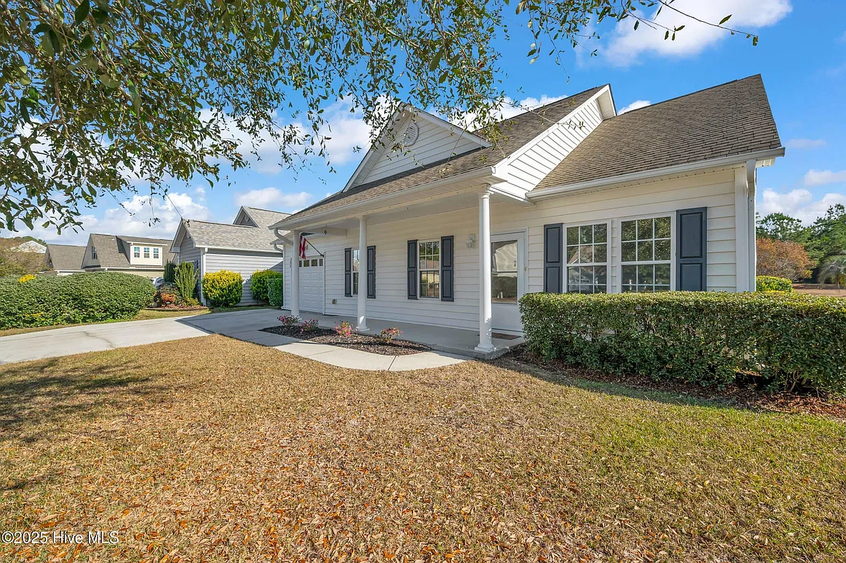 Building Photo - 136 N Palm Dr