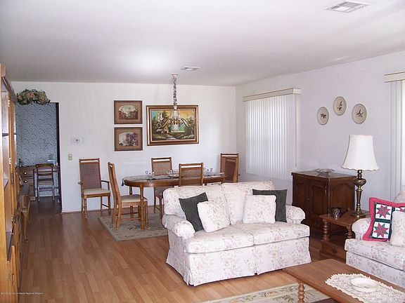 4th image of 15 Pine Valley Dr
