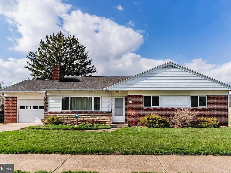 213 Sunset Dr — Photo 1