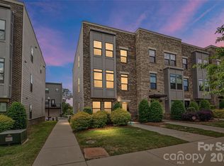 653 Uwharrie River Rd, Charlotte, NC 28211