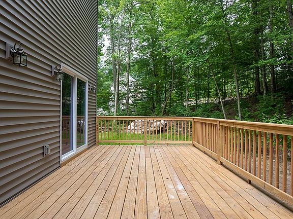 3rd image of 19 Oakwood Dr