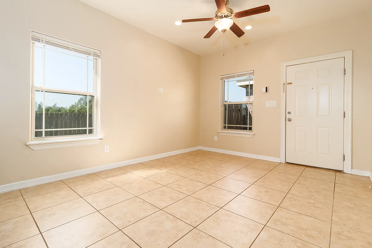 Building Photo - 2710 E Garfield Ave #2
