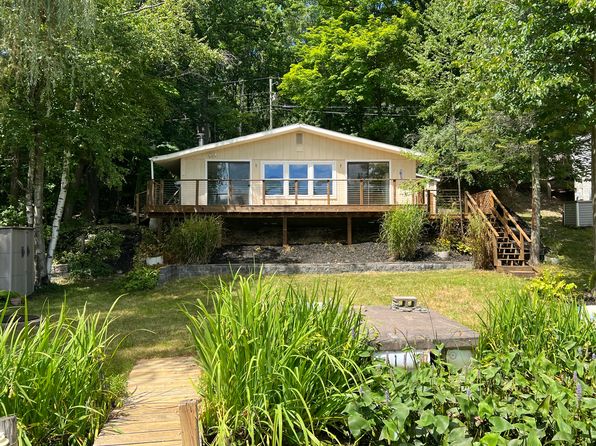 10194 Deaner Lake Dr, Riverdale, MI 48877