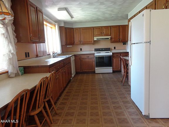 2nd image of 3881 Johnstown Rd