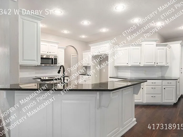 2342 W Darby St — Photo 17