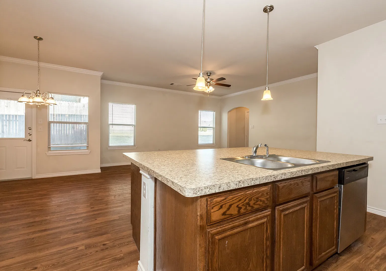Great 3 bed/2 bath Home Backing onto Holland Park Recreation Area/Trail!! — Photo 2