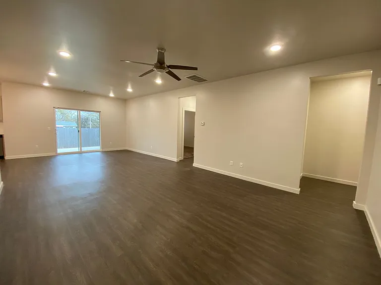 504 Martina Ln — Photo 16
