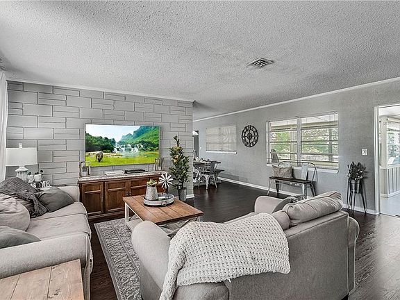4th image of 1114 Lakeshore Dr