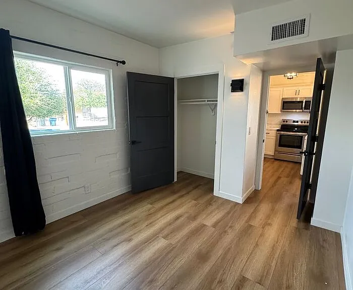 205 W 25th St — Photo 2