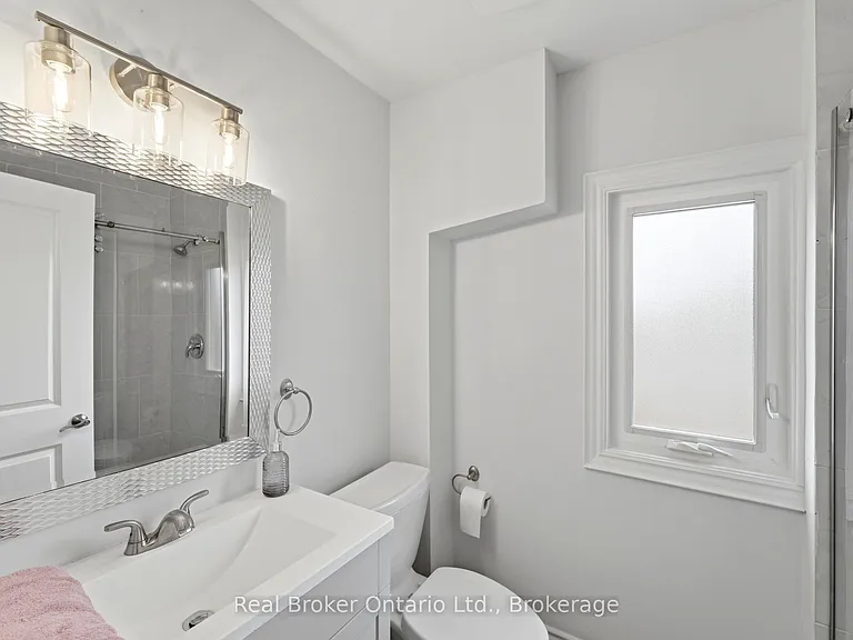 167 Rosslyn Ave N #UPPER — Photo 29