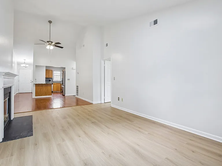 366 Potomac Dr — Photo 3
