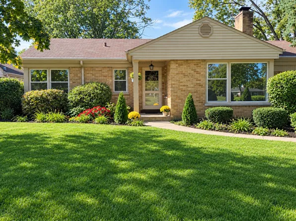 208 N Brighton Pl, Arlington Heights, IL 60004