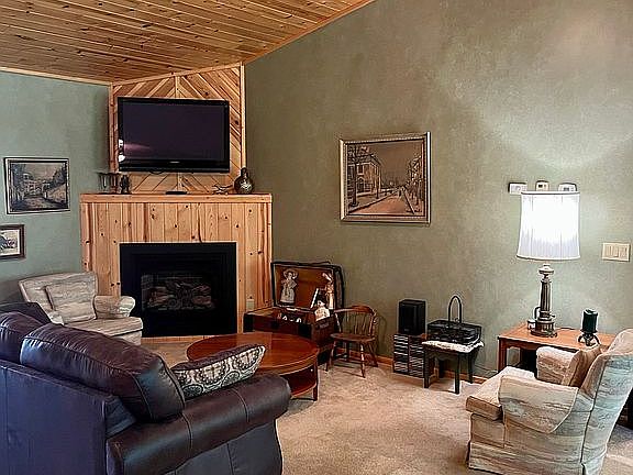 Living w/ gas fireplace 