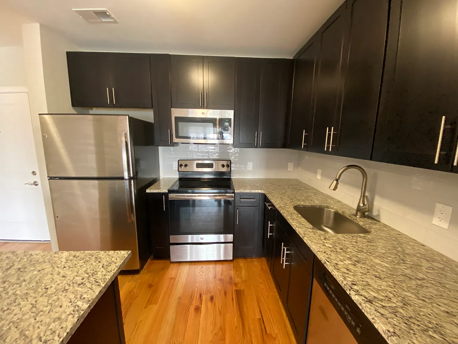 1 bed, 815 sqft, $2,300 — Photo 3