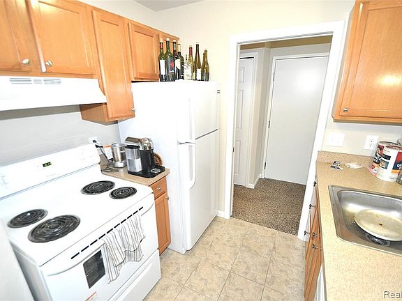 2nd image of 952 Bloomfield Village Blvd APT E