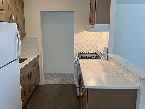 3rd image of 7971 Summerdale Ave
