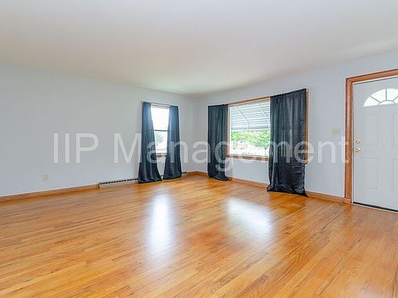 4th image of 798 Manitou Ave