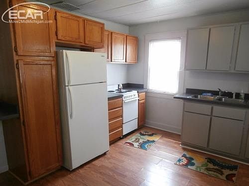5th image of 834 Broadway Ave