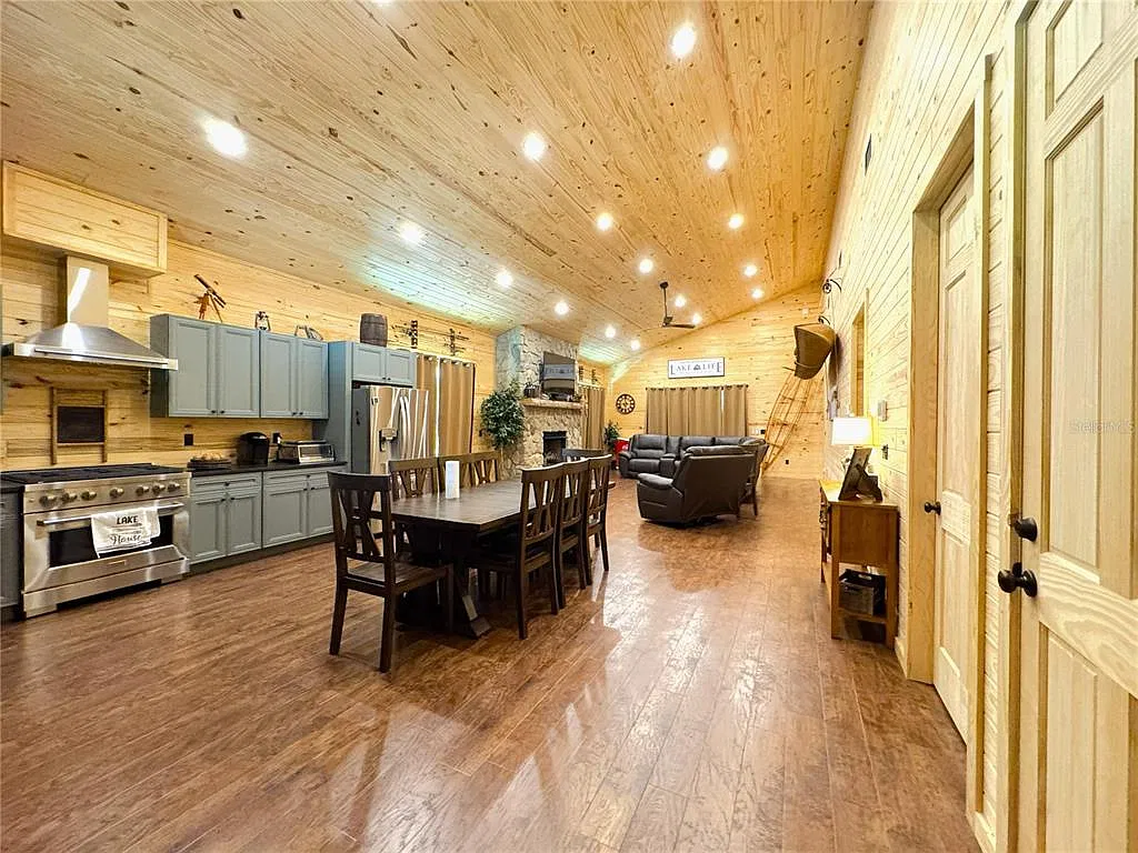 4 bed, 3.0 bath, 2000 sqft, $3,500 — Photo 4