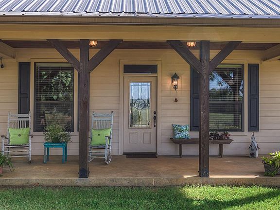 At closer view you can see the beautiful etched glass front door.