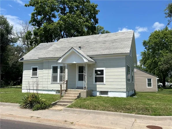 502 N 4th St, Iola, KS 66749