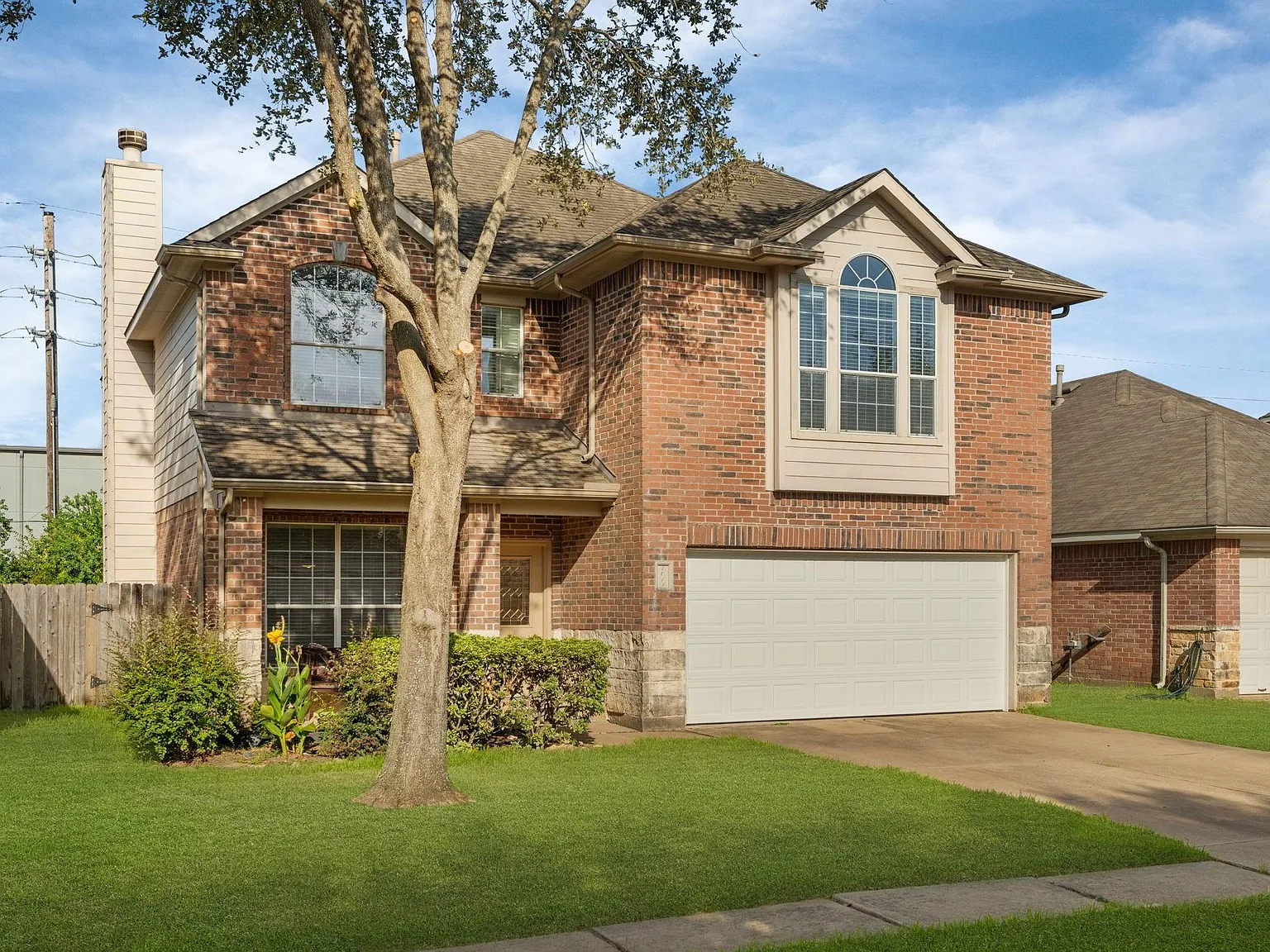 3 bed, 2.5 bath, 2460 sqft, $2,200 — Photo 2