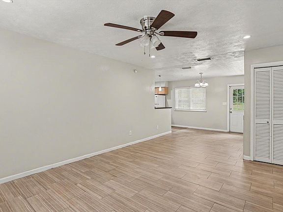 3rd image of 821 Barrie Ave