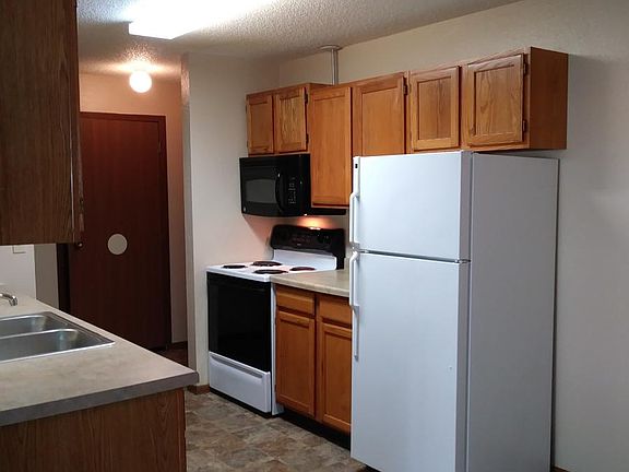 Side view of kitchen from dining side_09282020