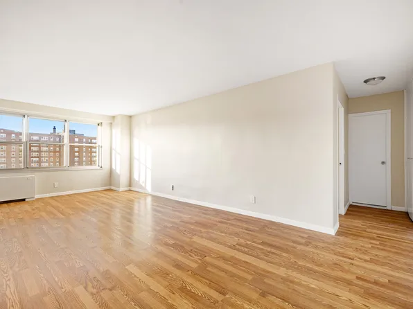 555 Kappock Street image 3 of 23