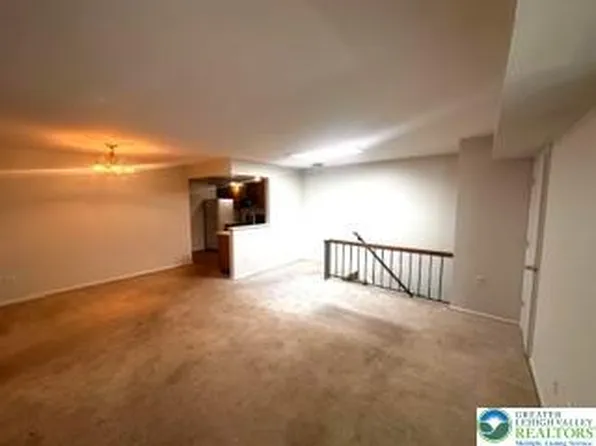 2641 Rolling Green Dr, Macungie, PA 18062