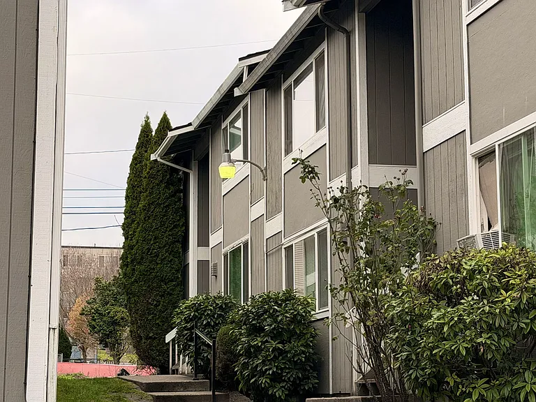 Wright Park Apartments — Photo 9