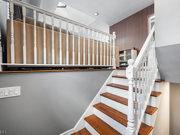 4th image of 7 Alpine Dr