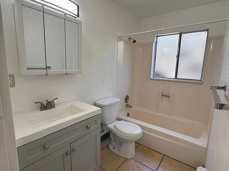 Parklane Apartments — Photo 15