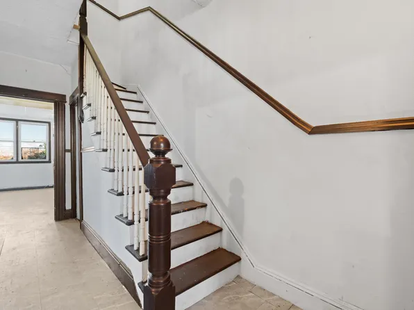 526 Avenue East image 8 of 18