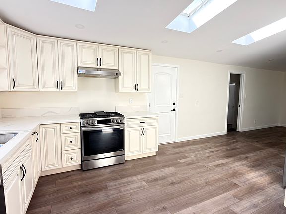 5th image of 1045 Camann St