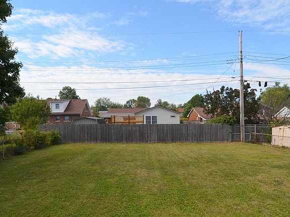 Huge fenced back yard