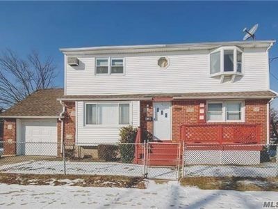 2369 Lindy Rd, Westbury, NY, 11590