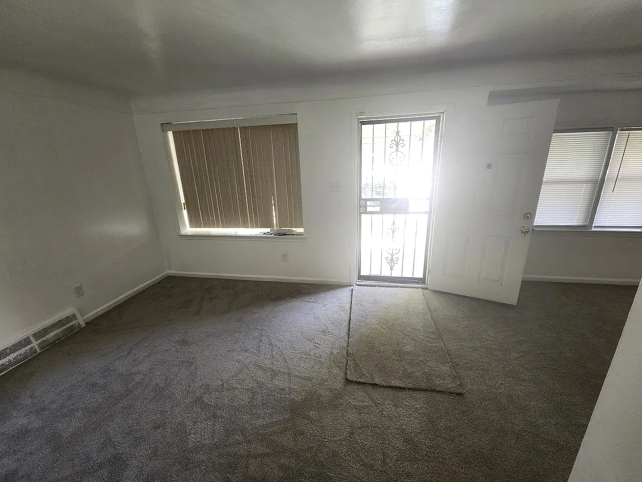 3 bed, 1023 sqft, $1,500 — Photo 2