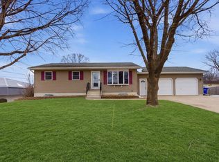 712 13th St NE, Independence, IA 50644