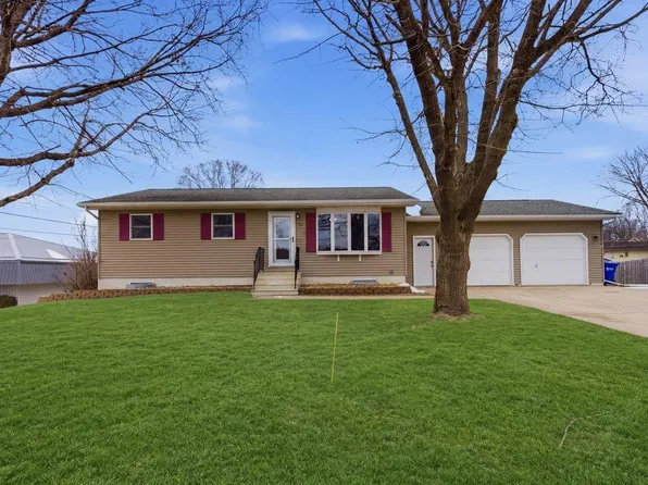 712 13th St NE, Independence, IA 50644