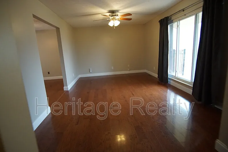 4 bed, 2.0 bath, 1926 sqft, $2,300 — Photo 3