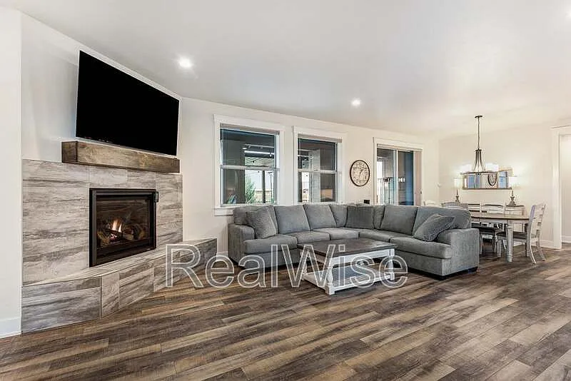 3 bed, 2.0 bath, 1939 sqft, $2,550 — Photo 2
