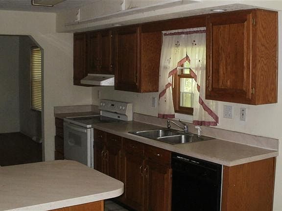 3rd image of 4555 SE Montcalm Ave