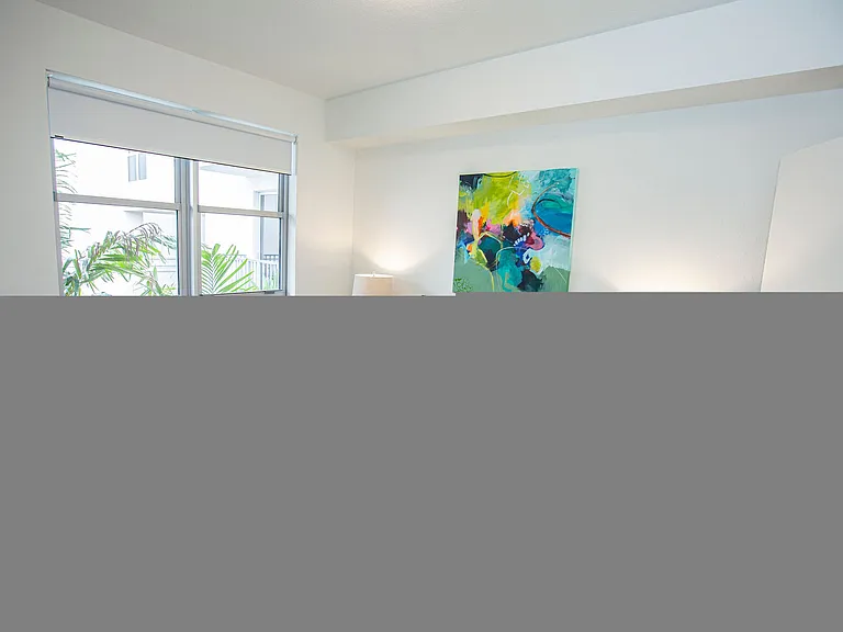 850 Living — Photo 33