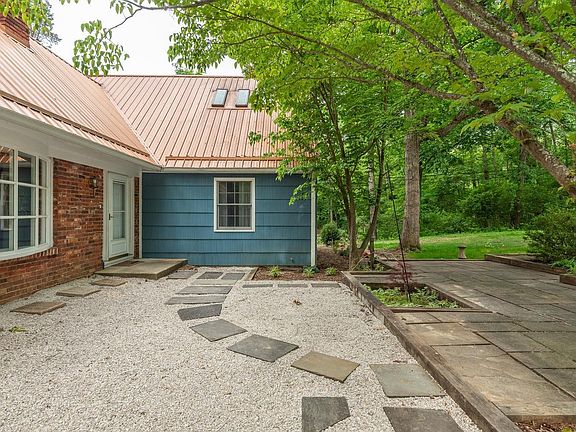 5th image of 390 S Lori Ln
