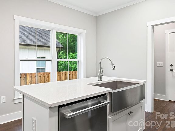 4th image of 110 Orchard St