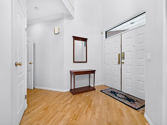 3rd image of 6215 Dunsmuir Cres