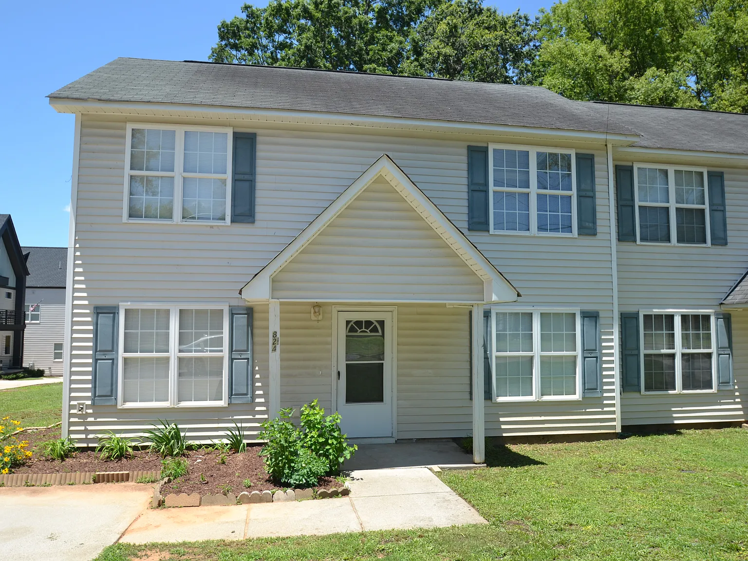 Charming and Immaculate Raleigh Townhome Available Immediately — Photo 1