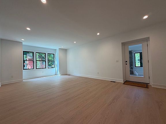 5th image of 403 Pembroke Rd